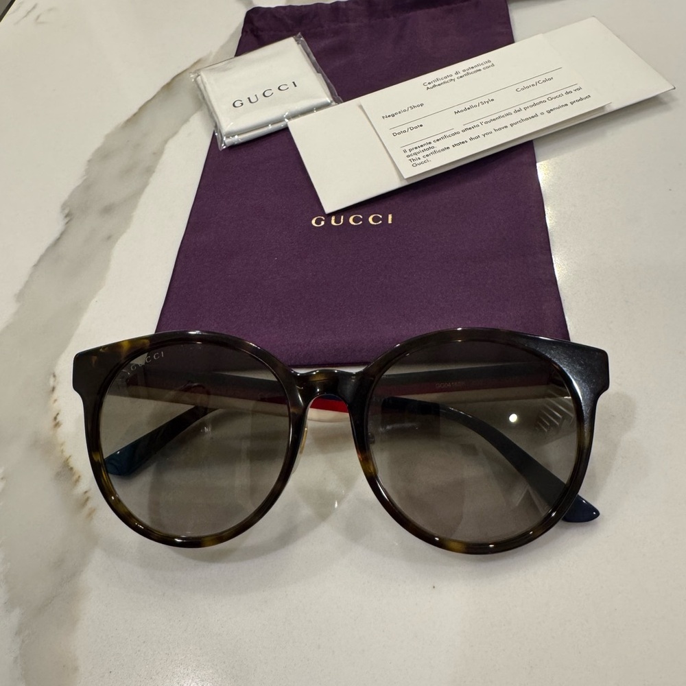 Gucci Round Frame sunglasses, includes case
Authentic, excellent condition